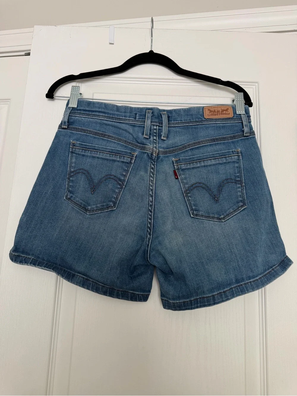 Levi's blue classic mid length denim shorts size 4